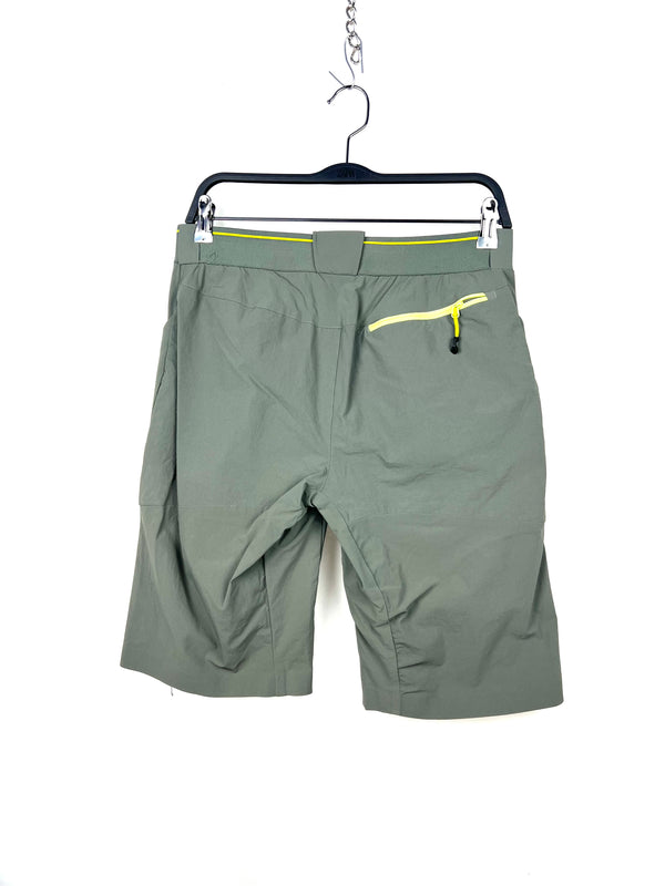 Quechua short , size 31