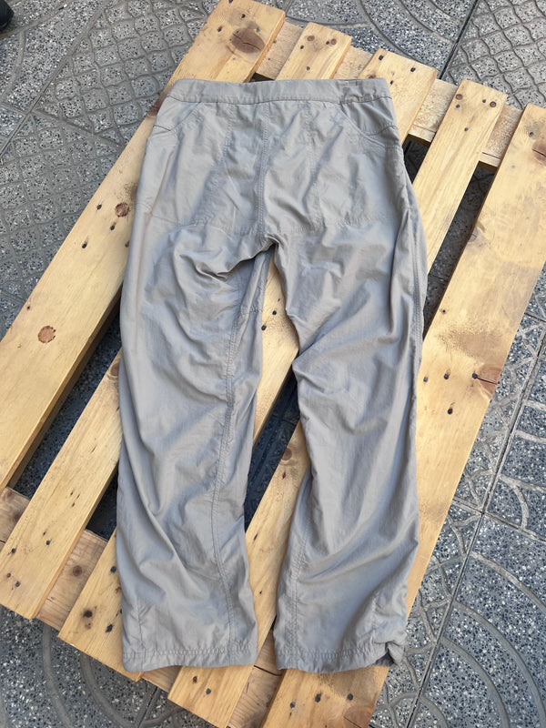 Mountain hardwear hiking cargo pants , size 32