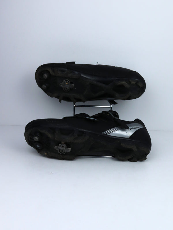 black Fenlern cycling shoes.