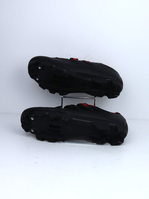 Absolute Nero 5 MTB cycling shoes in a black and red colorway.