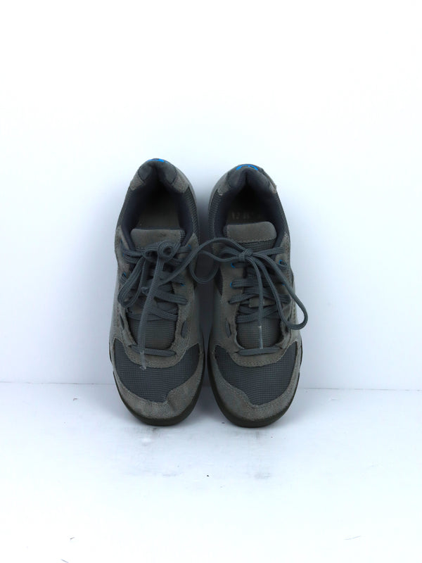 Giro Petra VR women's cycling shoes in a titanium and blue jewel color combination.