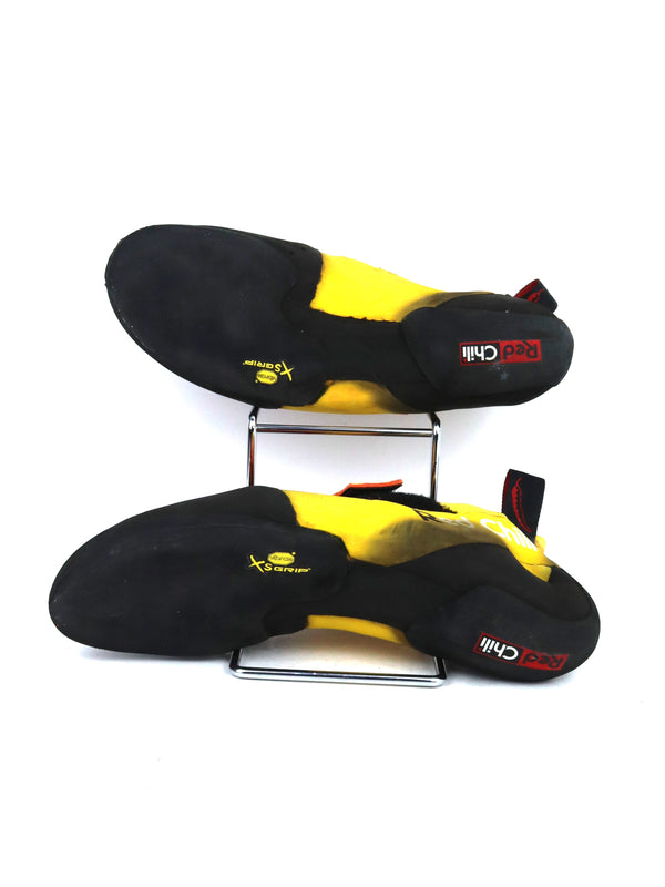 Red Chili Atomyc 2 climbing shoes, known for their aggressive downturn and Vibram XS Grip rubber soles.