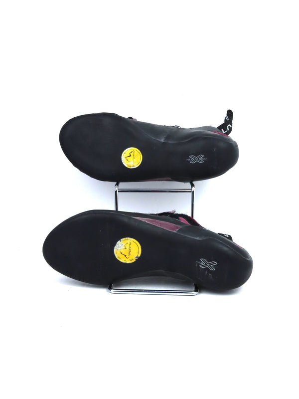 La Sportiva Tarantula women's climbing shoes in a black and purple/red plum color scheme