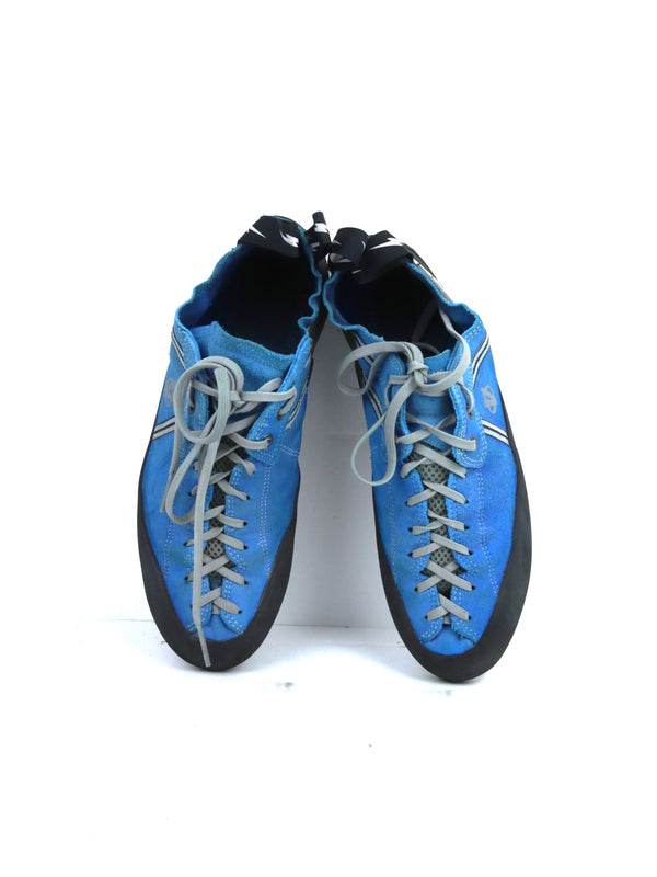 Evolv Royale climbing shoes in royal blue suede