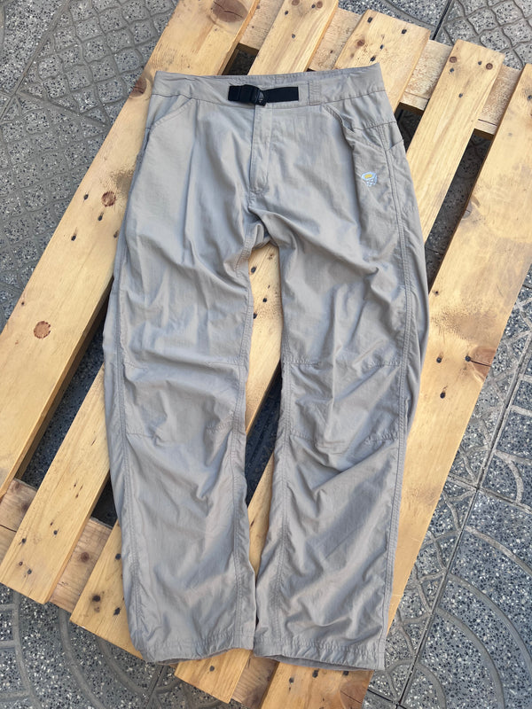 Mountain hardwear hiking cargo pants , size 32