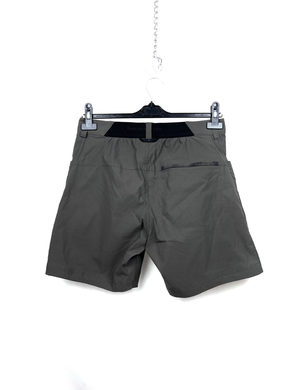 Peak performance short , size M
