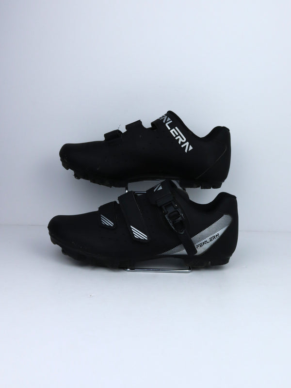 black Fenlern cycling shoes.