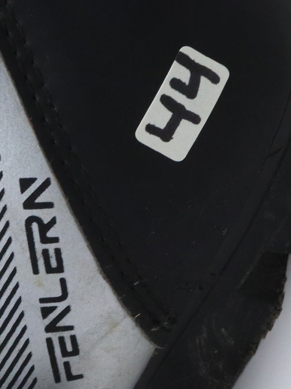 black Fenlern cycling shoes.