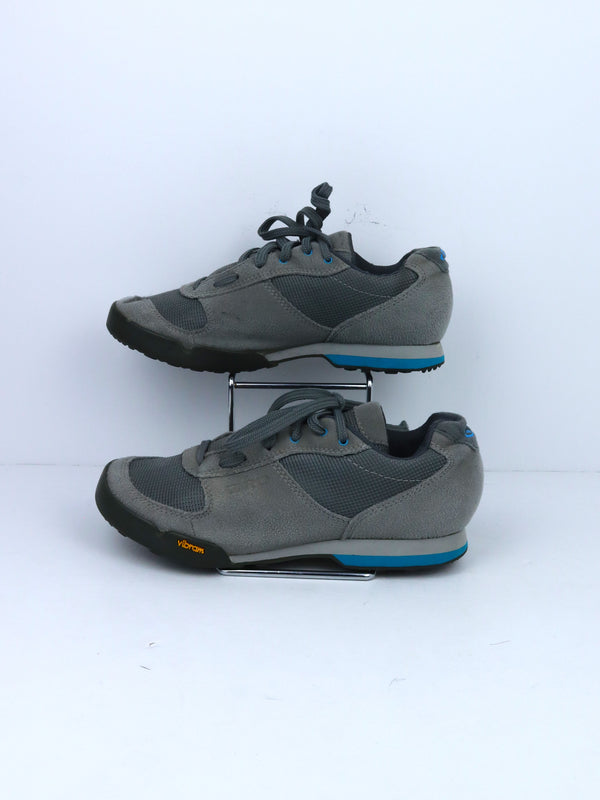 Giro Petra VR women's cycling shoes in a titanium and blue jewel color combination.