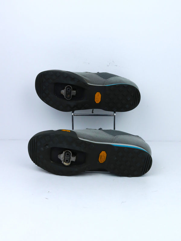 Giro Petra VR women's cycling shoes in a titanium and blue jewel color combination.