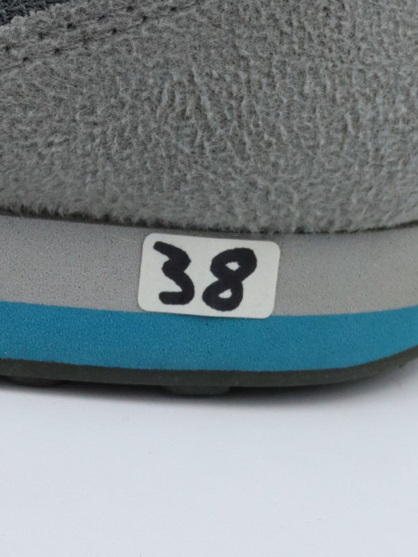 Giro Petra VR women's cycling shoes in a titanium and blue jewel color combination.