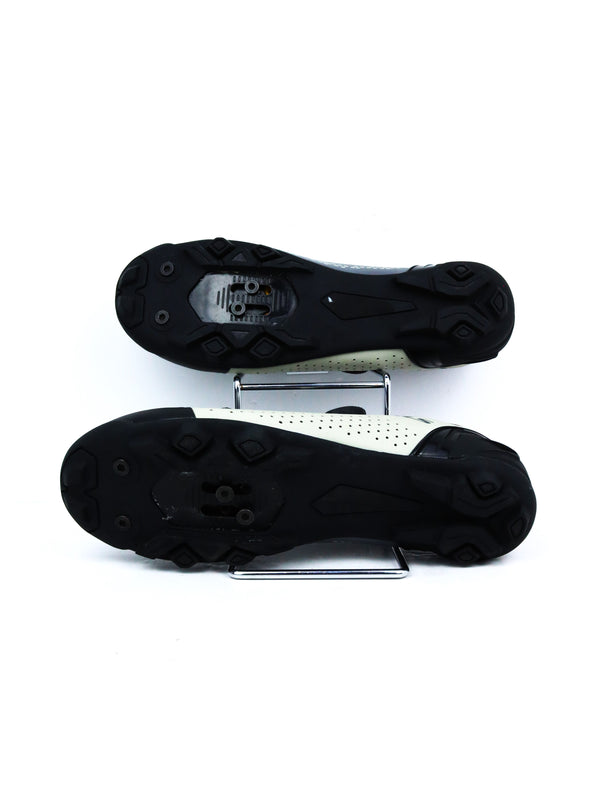 Kellys KLS Beat mountain bike shoes in black with a high-quality Atop closure system.