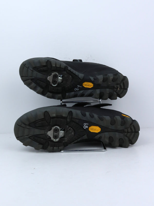 Tommaso Vertice 100 men's all-mountain black cycling shoes with a Vibram sole.