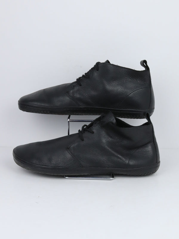 Vivobarefoot Gobi II men's leather desert boots in black.