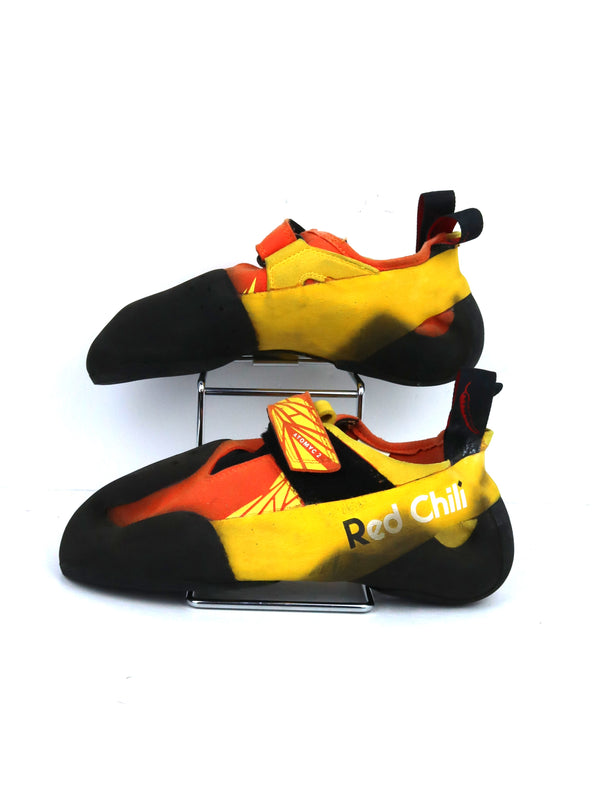 Red Chili Atomyc 2 climbing shoes, known for their aggressive downturn and Vibram XS Grip rubber soles.