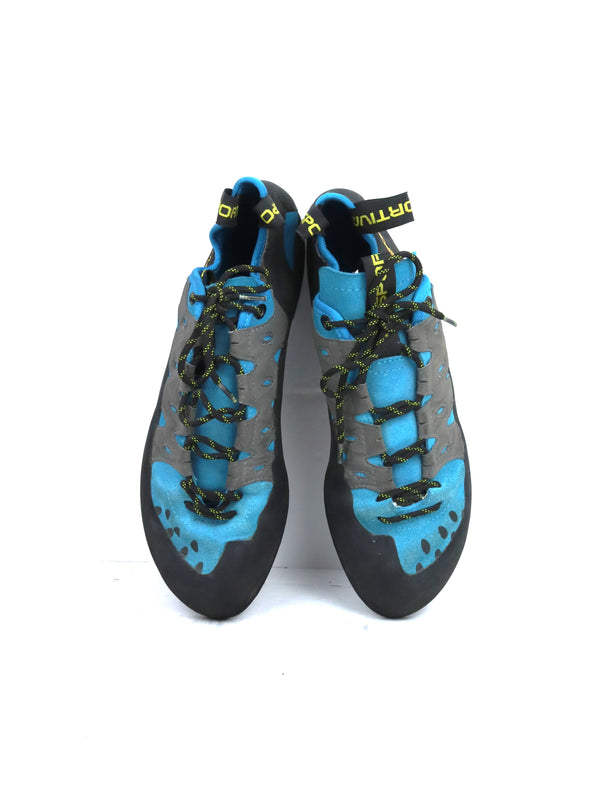 La Sportiva TarantuLace performance rock climbing shoes inLa Sportiva TarantuLace performance rock climbing shoes in blue and grey.